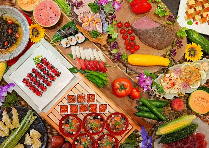 自助餐一例。/擺放著各色時令料理。