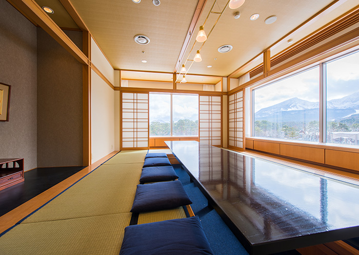 日本餐廳"Waraku"擁有寬敞的落地窗，可欣賞到磐梯山的壯麗景色。