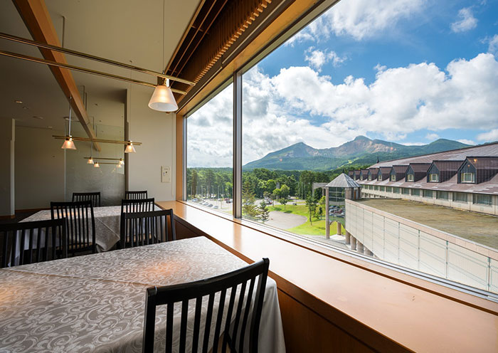 日本餐廳"Waraku"擁有寬敞的落地窗，可欣賞到磐梯山的壯麗景色。