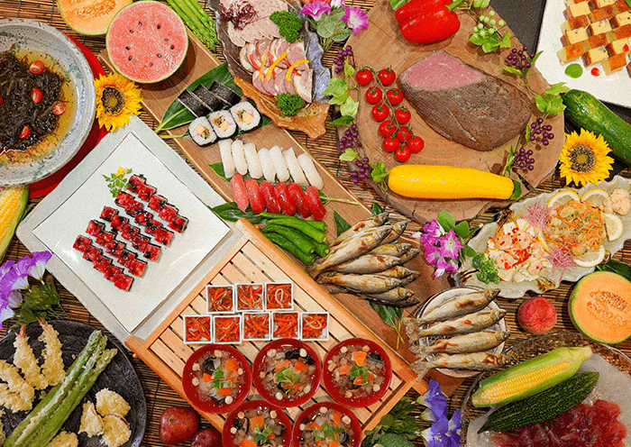 自助餐一例。/擺放著各色時令料理。