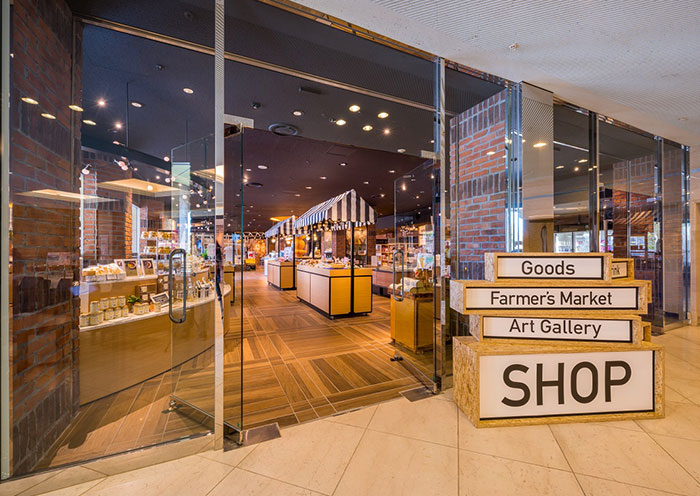 擺放著極具魅力的商品，寬敞的特產店。