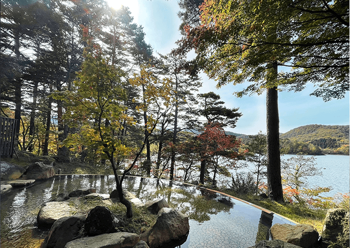 可以欣賞到四季不同景色的絕景露天溫泉。紅葉。