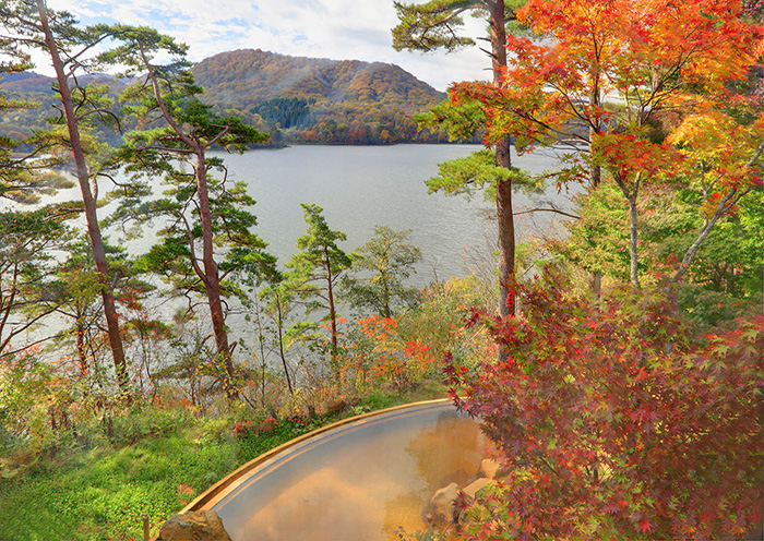 可以欣賞到四季不同景色的絕景露天溫泉。紅葉。