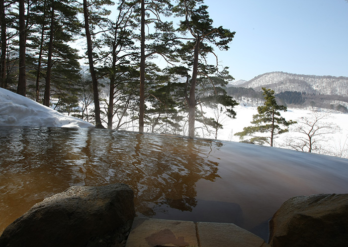 可以欣賞到四季不同景色的絕景露天溫泉。雪景。
