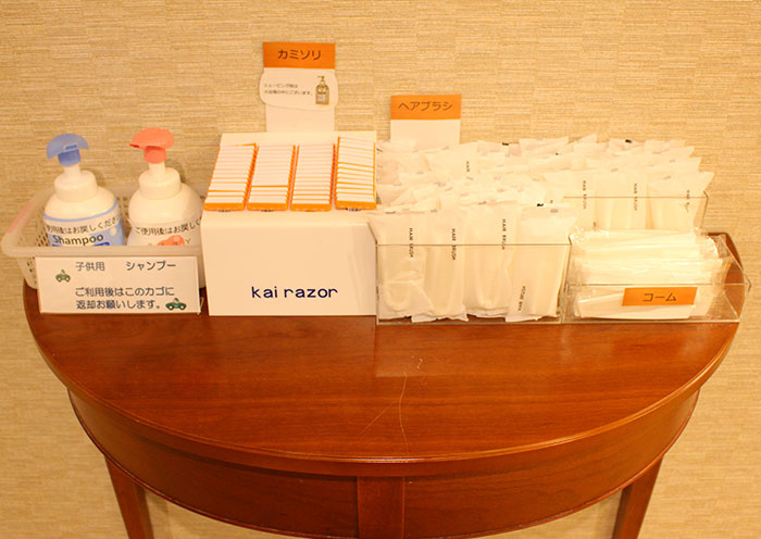 更衣室裡準備了各種各樣的洗漱用品。